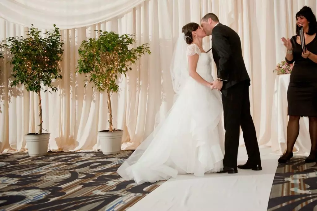 Carly + Branden, Family Ties 22 carly branden first kiss vie wedding alisa tongg celebrant heather fowler photography